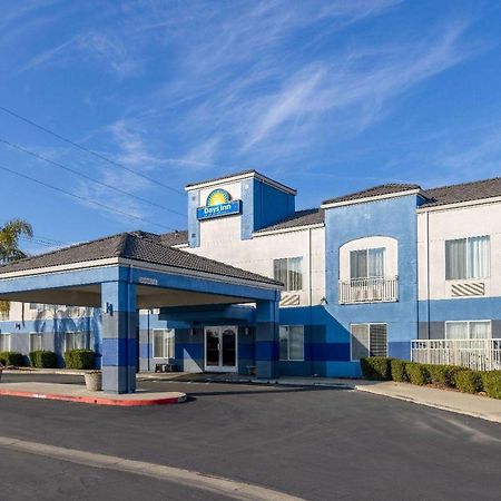 Days Inn By Wyndham Латроп Экстерьер фото