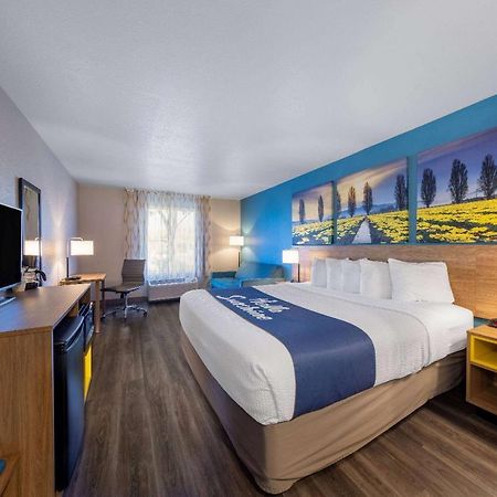 Days Inn By Wyndham Латроп Экстерьер фото