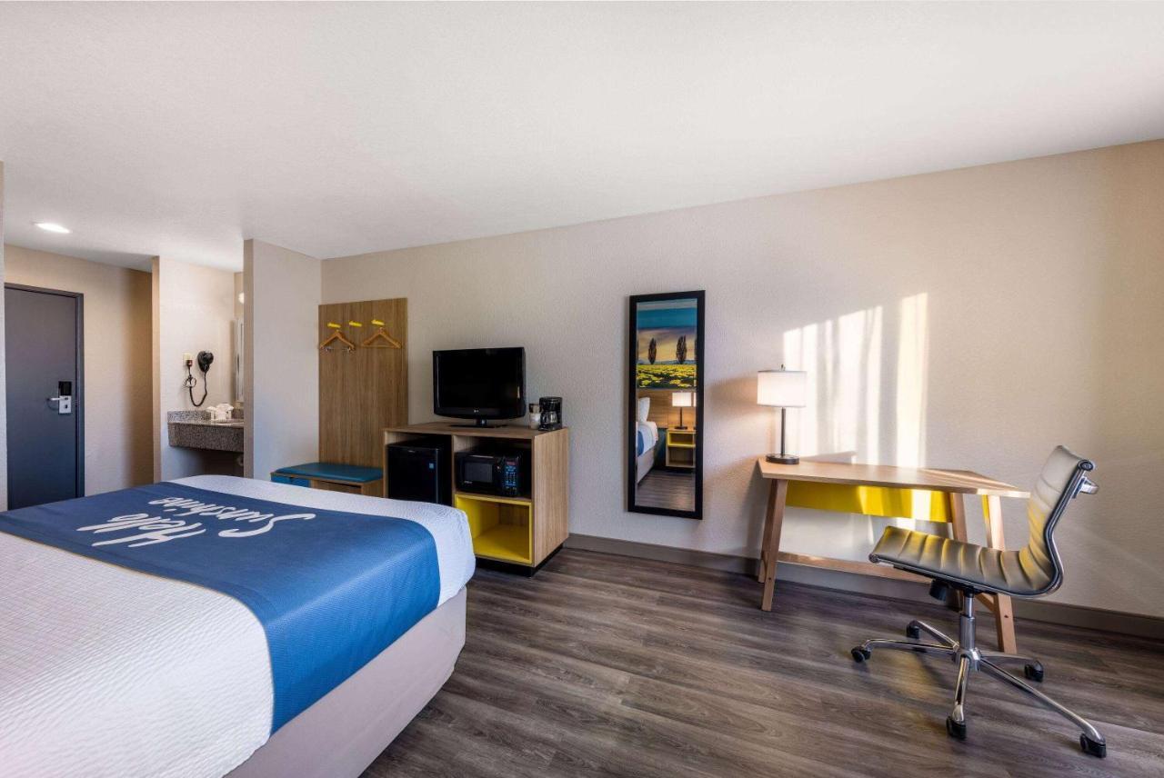 Days Inn By Wyndham Латроп Экстерьер фото