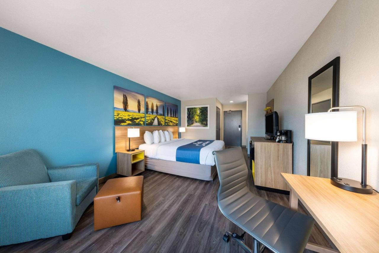 Days Inn By Wyndham Латроп Экстерьер фото
