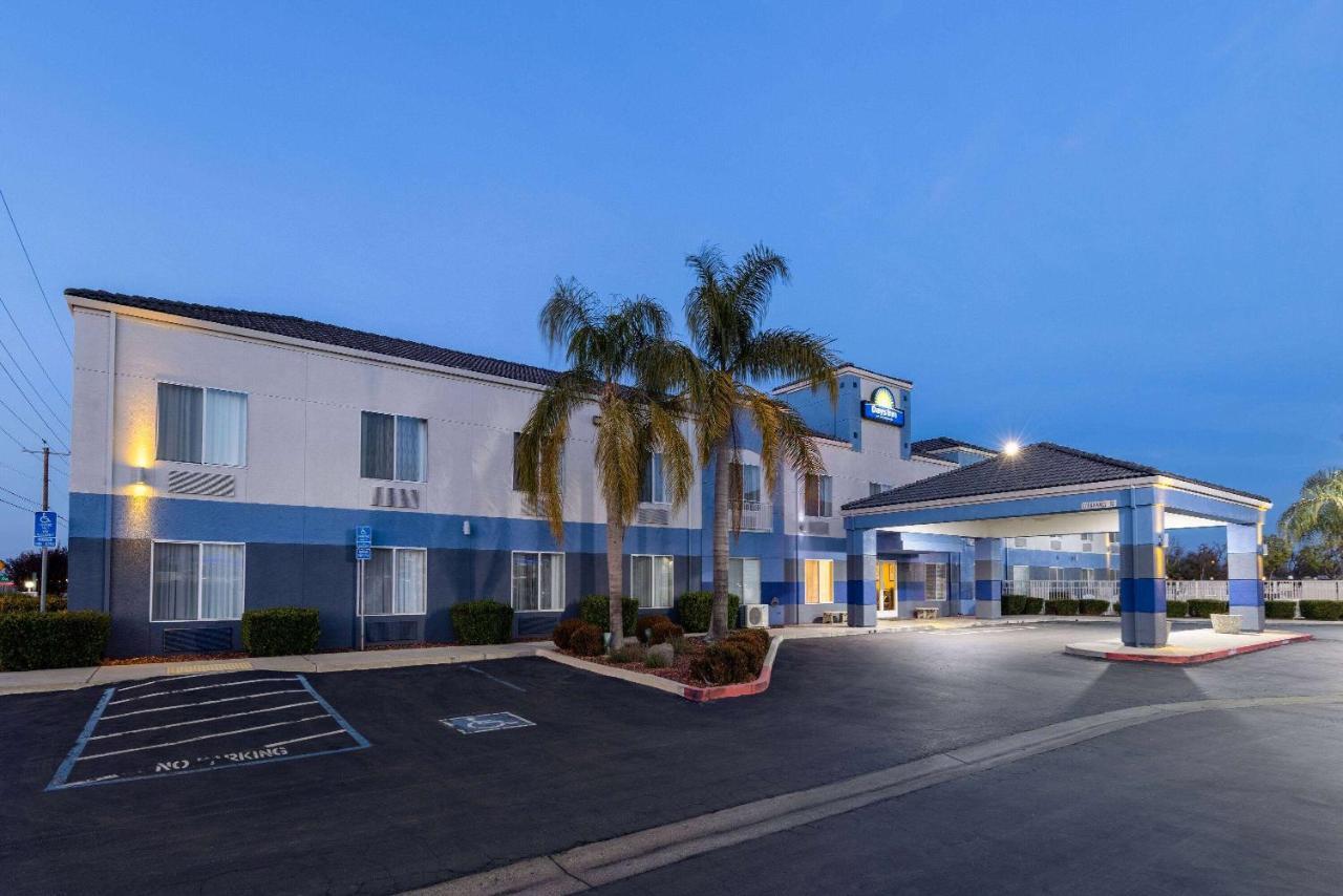 Days Inn By Wyndham Латроп Экстерьер фото