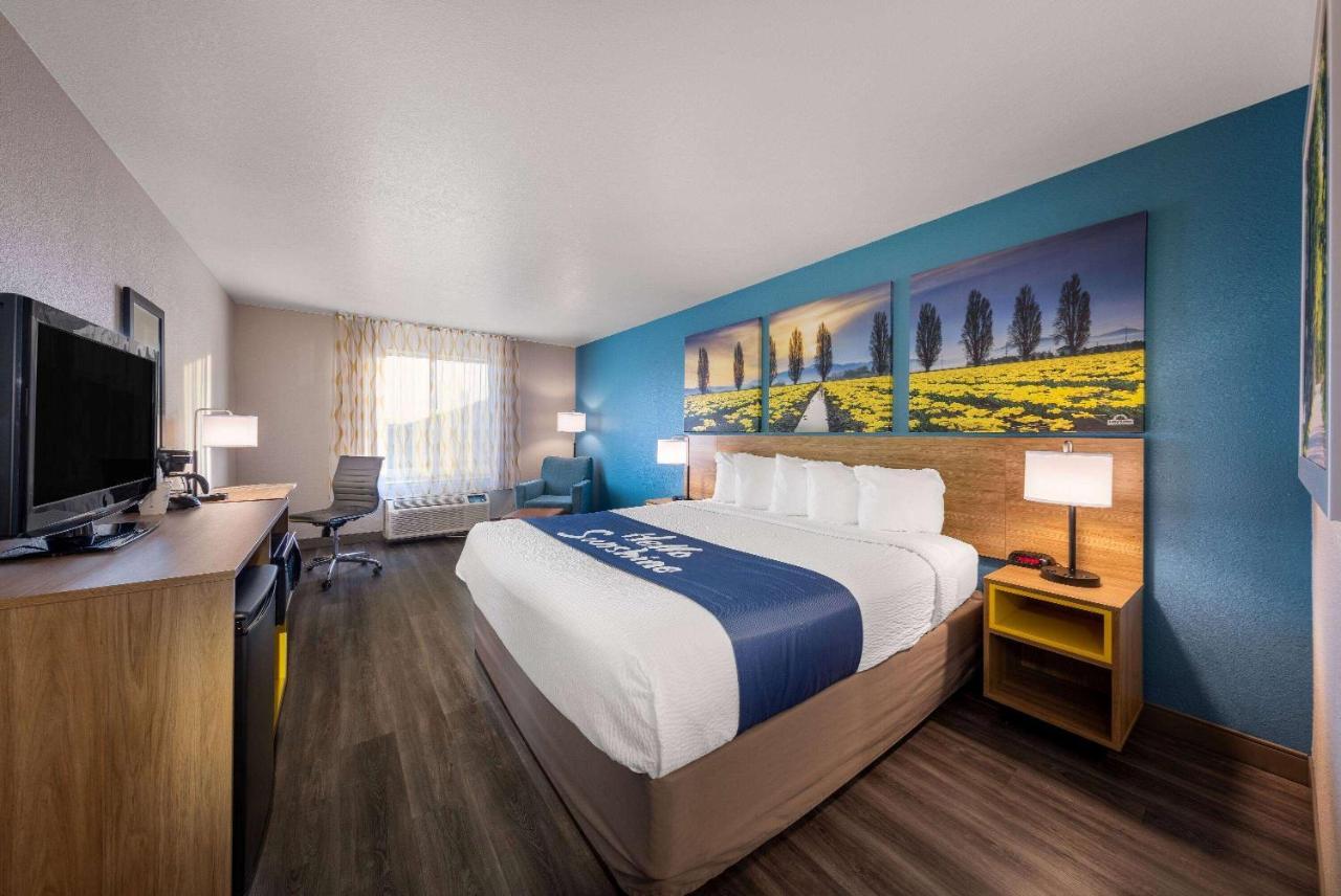Days Inn By Wyndham Латроп Экстерьер фото