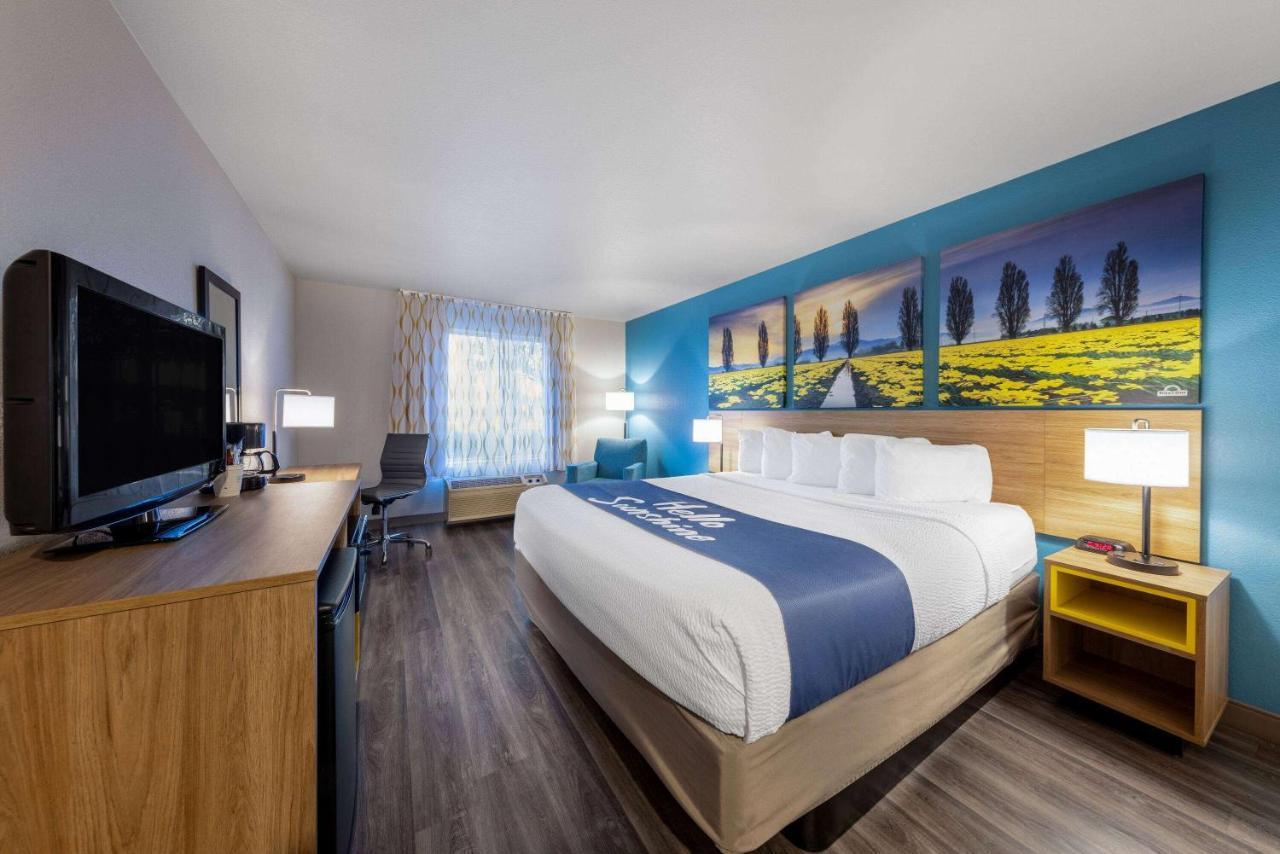 Days Inn By Wyndham Латроп Экстерьер фото