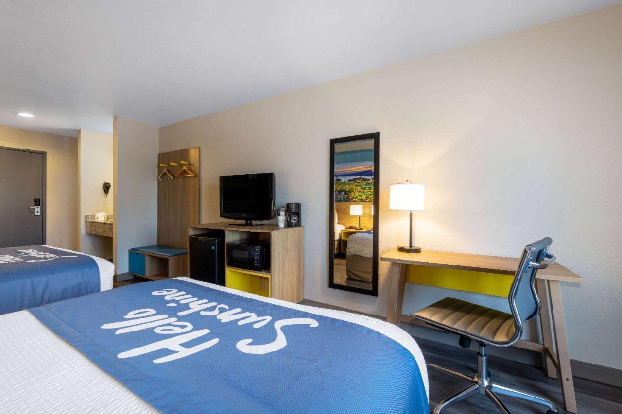 Days Inn By Wyndham Латроп Экстерьер фото